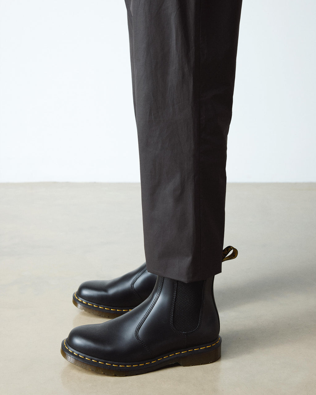 Botas Chelsea 2976 Yellow Stitch de cuero Smooth Dr. Martens - vista lateral