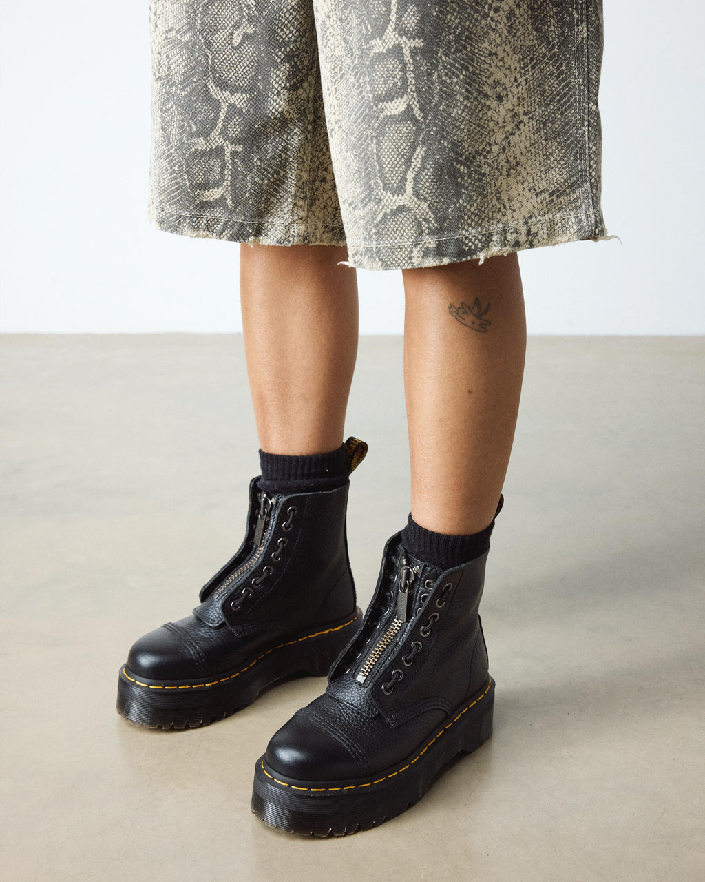 Botas con plataforma Sinclair de cuero Milled Nappa Dr. Martens - vista lateral