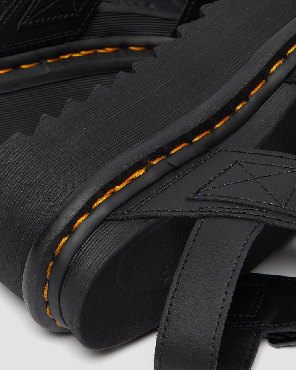 Sandalias de tiras con plataforma Voss Quad en cuero Dr. Martens - vista trasera