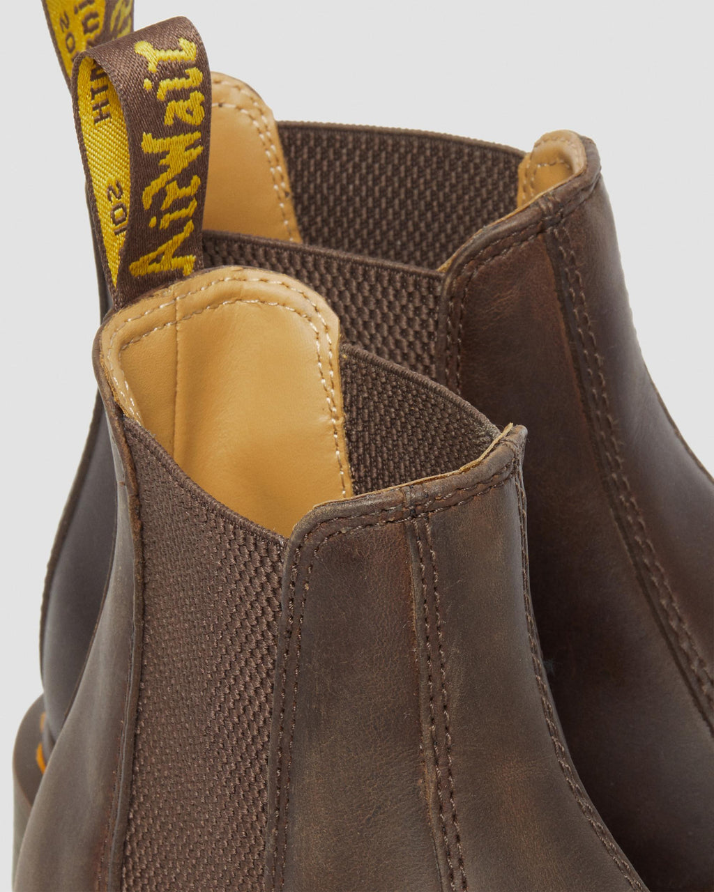 Botas Chelsea 2976 Yellow Stitch de cuero Crazy Horse Dr. Martens - vista trasera