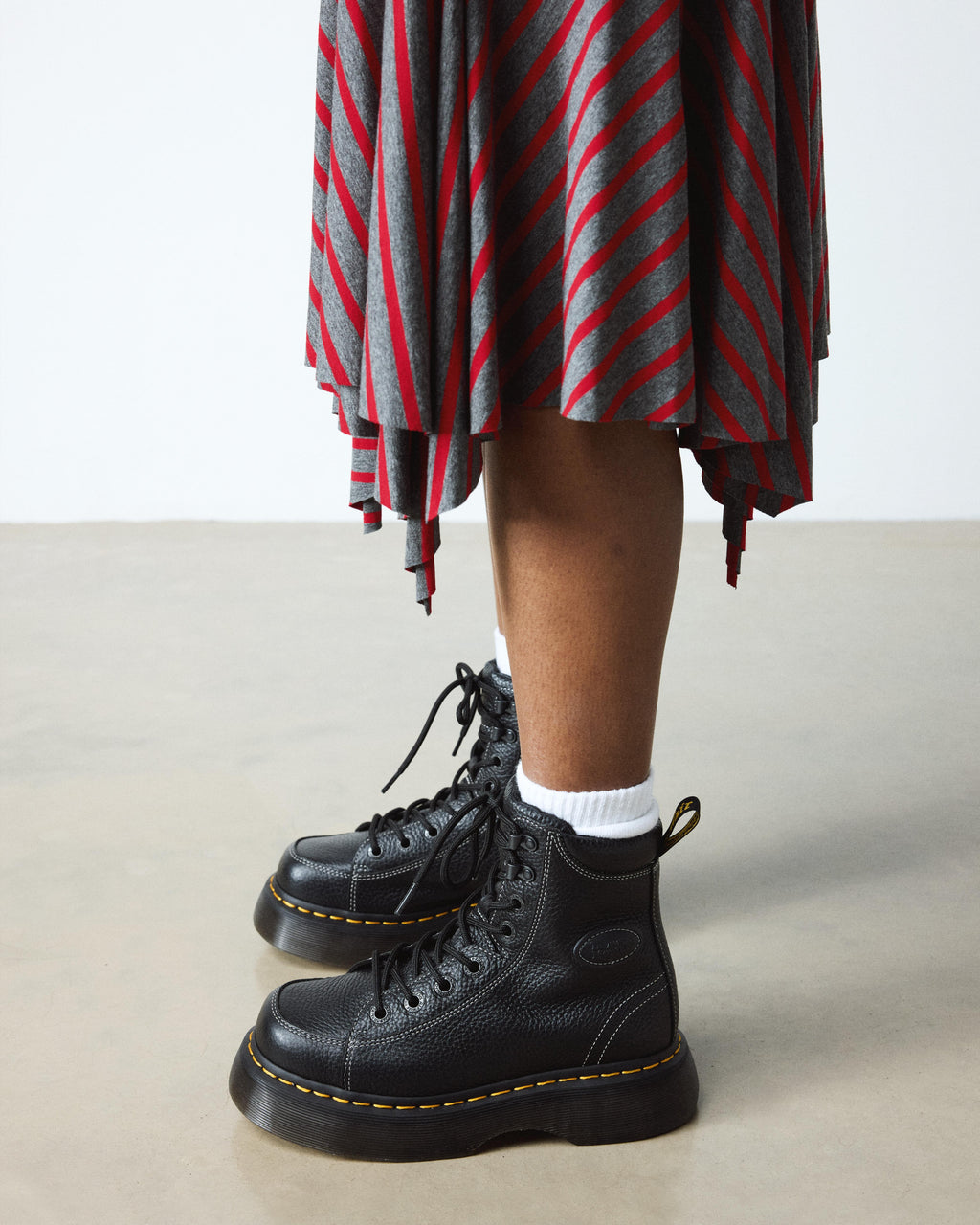 Botas Buzz de 8 ojales de Cuero Milled Nappa Dr. Martens - vista lateral