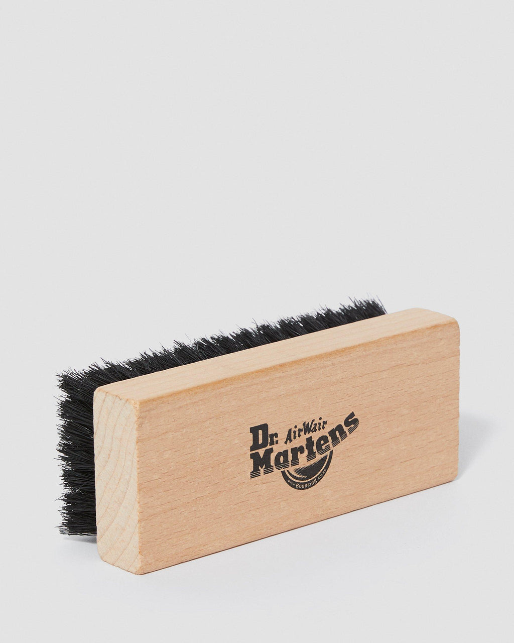 Cepillo de cerdas para zapatos Dr. Martens - vista lateral