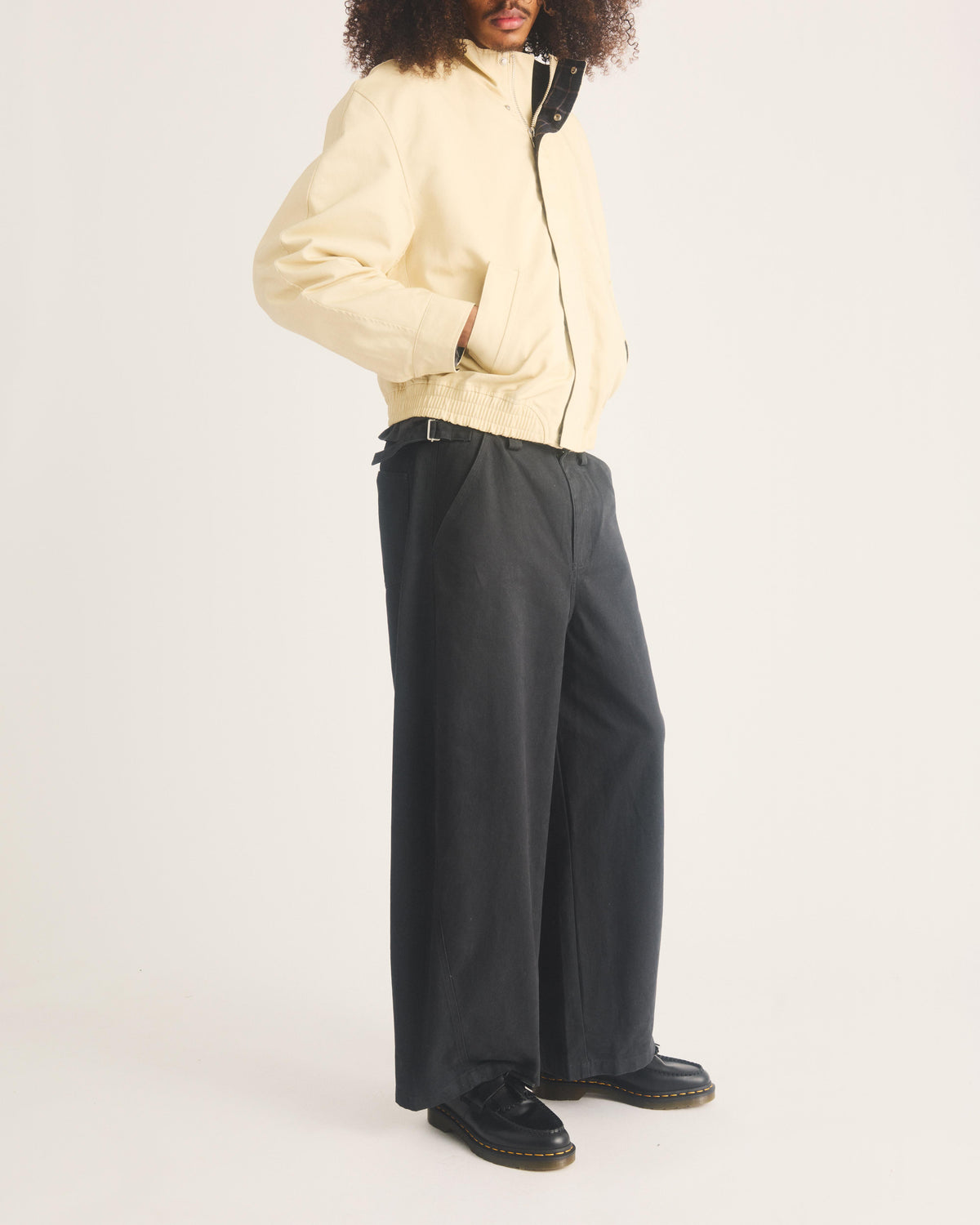 Mocasines Adrian Yellow Stitch de cuero Smooth con borla Dr. Martens - vista lateral