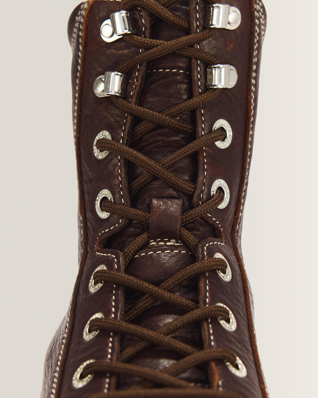 Botas Buzz de 8 ojales de Cuero Grizzly Dr. Martens - vista trasera