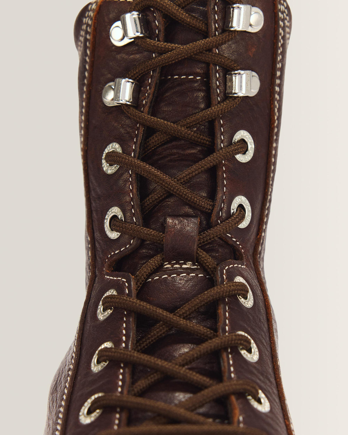 Botas Buzz de 8 ojales de Cuero Grizzly Dr. Martens - vista trasera